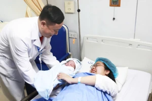 Phó Giáo sư, Tiến sĩ Vũ Văn Du – Phó Giám đốc Bệnh viện Phụ sản Trung ương chúc mừng sản phụ.