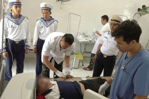 Các bác sĩ, điều dưỡng tại Bệnh xá đảo Song Tử Tây cấp cứu cho bệnh nhân.