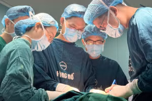 Các bác sĩ tiến hành phẫu thuật cho bệnh nhi. 