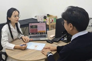 Nhân viên y tế tư vấn cho người bệnh về thực đơn bảo đảm dinh dưỡng.