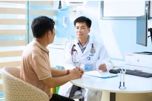 Tiến sĩ, bác sĩ Nguyễn Quang Hùng, Giám đốc Trung tâm Ung bướu, Bệnh viện Đại học Phenikaa khám sàng lọc miễn phí cho người dân.