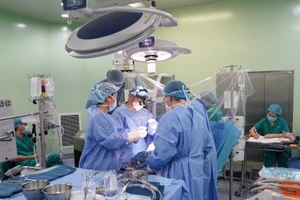 Ê-kíp phẫu thuật cho bệnh nhi.
