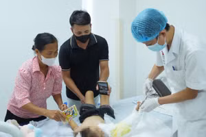 Sau phẫu thuật, cẳng tay và bàn tay phải hồng ấm, tuần hoàn chi được duy trì tốt, cho thấy tình trạng tưới máu của cánh tay được bảo đảm.