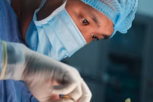 Bác sĩ tiến hành phẫu thuật cho người bệnh.