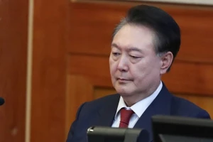 Cựu Tổng thống Hàn Quốc Yoon Suk Yeol trong phiên điều trần tại phiên tòa luận tội liên quan đến việc áp đặt thiết quân luật ở Seoul. (Ảnh: THX/TTXVN)