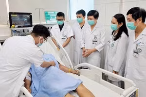 Tiến sĩ, bác sĩ Đỗ Văn Thành, Phó Viện trưởng cùng các bác sĩ Viện Y học nhiệt đới Bạch Mai thăm khám cho người bệnh.