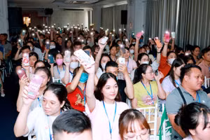 Hàng trăm gia đình cùng hội ngộ tại Bệnh viện Nam học và Hiếm muộn Hà Nội sáng 28/6.