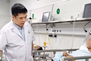 Bác sĩ khám cho bệnh nhân sau phẫu thuật.