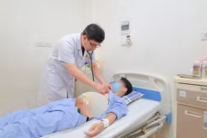 Bác sĩ khám lại cho người bệnh.