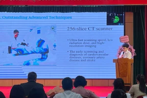 Nhân viên y tế trình bày bài hùng biện. 