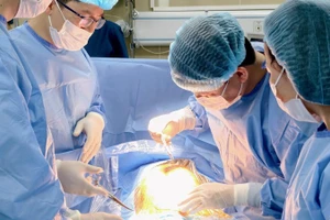 Các bác sĩ mổ lấy thai cho sản phụ. 