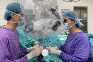 Phẫu thuật tạo hình-vi phẫu ngón tay cho người bệnh. 