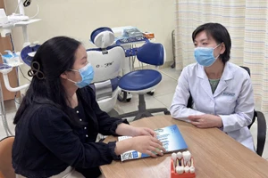 Bác sĩ Bản tư vấn cho người bệnh.