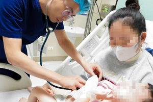 Bác sĩ thăm khám cho bệnh nhi.