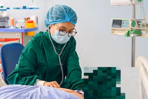 Bệnh nhi được chăm sóc và theo dõi sát sao trong quá trình sau ghép.