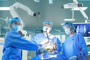 Bác sĩ phẫu thuật thay khớp gối nhân tạo cho người bệnh bằng Robot CUVIS-Joint thế hệ mới đầu tiên tại Việt Nam.