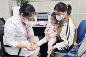 Tiến sĩ, bác sĩ Trần Trang Anh thăm khám cho bệnh nhi.