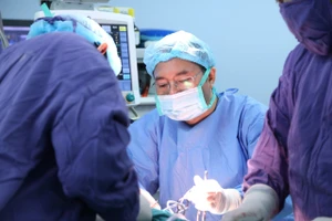 Các bác sĩ phẫu thuật cho bệnh nhân.