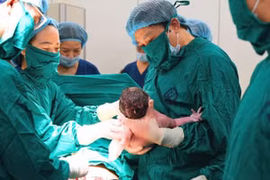 Đúng 9 giờ 12 phút, ca phẫu thuật đầu tiên được thực hiện bởi Thầy thuốc nhân dân, Giáo sư, Tiến sĩ Nguyễn Duy Ánh, Giám đốc Bệnh viện Phụ sản Trung ương. (Ảnh: BVCC)