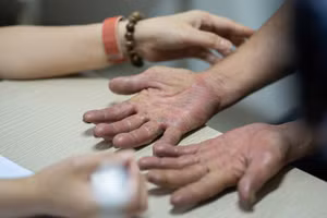 Bác sĩ khám cho người bệnh.