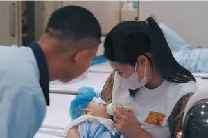 Bệnh nhi đang bình phục sau phẫu thuật. 