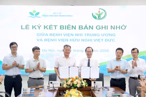 Phó Giáo sư, Tiến sĩ Dương Đức Hùng, Giám đốc Bệnh viện Hữu nghị Việt Đức và Giáo sư, Tiến sĩ Trần Minh Điển, Giám đốc Bệnh viện Nhi Trung ương ký kết biên bản ghi nhớ hợp tác chuyên môn. 
