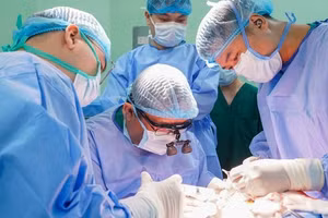 Bác sĩ chuyên khoa II Lê Nam Thắng – Trưởng khoa Ngoại Thần kinh, Phó Giám đốc Trung tâm Thần kinh cùng ekip đã thực hiện cuộc phẫu thuật cho bệnh nhi.