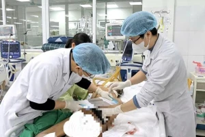 Chăm sóc cho bệnh nhân sau phẫu thuật. 