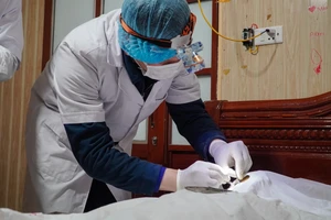 Kỹ thuật viên thực hiện lấy giác mạc của người hiến. 