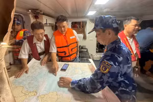 Các lực lượng cứu nạn hàng hải Việt Nam đang nỗ lực tìm kiếm các nạn nhân. 