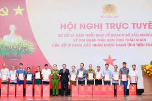 Thủ tướng Phạm Minh Chính trao Thông báo kết quả giám định ADN hài cốt liệt sĩ cho 15 đại diện thân nhân các gia đình liệt sĩ (1 gia đình liệt sĩ vắng mặt) chiều 25/7. 