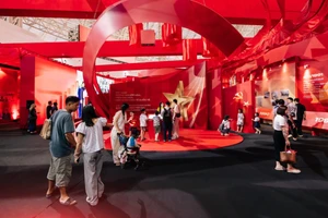 Gen Z nô nức check-in tại triển lãm “95 năm Cờ Đảng soi đường”: Khi lịch sử “chạm” tới trái tim người trẻ