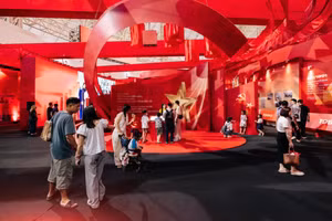 Gen Z nô nức check-in tại triển lãm “95 năm Cờ Đảng soi đường”: Khi lịch sử “chạm” tới trái tim người trẻ