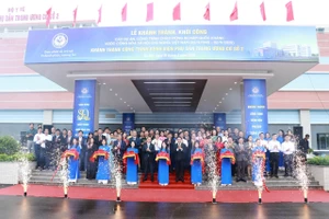 Thứ trưởng Trần Văn Thuấn cùng Ban Giám đốc bệnh viện đã thực hiện cắt băng khánh thành Bệnh viện Phụ Sản Trung ương cơ sở 2.