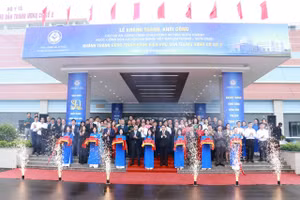 Thứ trưởng Trần Văn Thuấn cùng Ban Giám đốc bệnh viện đã thực hiện cắt băng khánh thành Bệnh viện Phụ Sản Trung ương cơ sở 2.