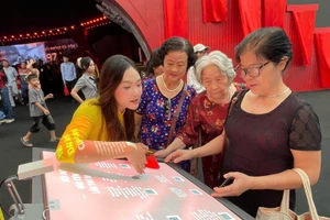 Các phân khu triển lãm có các bạn thuyết minh và giới thiệu về trải nghiệm tương tác. 