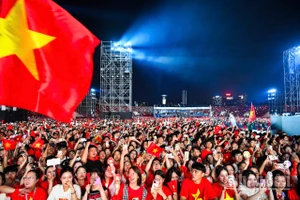 [Ảnh] Cháy hết mình với đêm nhạc "Tổ quốc trong tim"