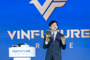 Giáo sư Raymond Kai-yu Tong giới thiệu sản phẩm “Bàn tay Hy vọng” (Hand of Hope).