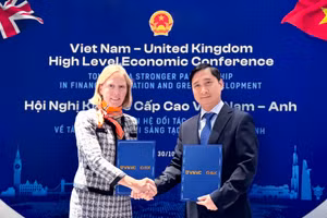 Ông Ngô Chí Dũng, Chủ tịch HĐQT kiêm Tổng Giám đốc Công ty Vaccine Việt Nam VNVC và bà Kaja Natland, Phó Chủ tịch cấp cao GSK vùng châu Á-Thái Bình Dương, khu vực quốc tế trao văn kiện hợp tác.
