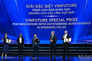 Giải Đặc biệt VinFuture 2025 dành cho Nhà khoa học nghiên cứu các lĩnh vực mới đã vinh danh 5 nhà khoa học. (Ảnh: THÀNH ĐẠT)
