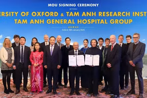 Ngày 18/1, tại Vương quốc Anh, Đại học Oxford và Viện Nghiên cứu Tâm Anh (TAMRI) ký kết Biên bản ghi nhớ hợp tác (MOU) hợp tác trao đổi nghiên cứu khoa học và đào tạo y khoa. (Ảnh: Tâm Anh)