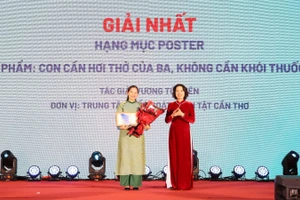 Phó Giáo sư, Tiến sĩ Nguyễn Thị Liên Hương, Thứ trưởng Y tế trao giải Nhất cho tác giả. 