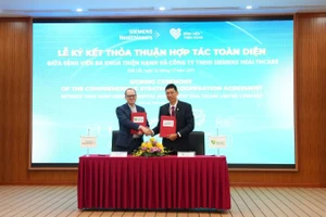 Đại diện lãnh đạo hai bên tại buổi lễ ký kết.