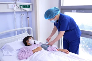 T.Q sinh năm 2011 phát hiện chảy máu não từ cơn đau đầu thoáng qua.