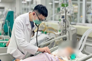 Bác sĩ thăm khám cho người bệnh.