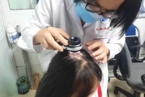 Bác sĩ thăm khám cho người bệnh. 