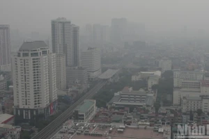 Tình trạng không khí Hà Nội vẫn tiếp tục ở mức rất xấu. (Ảnh: HOÀI AN)