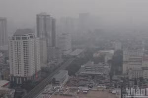 Tình trạng không khí Hà Nội vẫn tiếp tục ở mức rất xấu. (Ảnh: HOÀI AN)