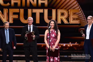 Giải thưởng Chính VinFuture 2025 đã được trao cho Tiến sĩ Douglas R Lowy, Tiến sĩ John T Schiller, Tiến sĩ Aimée R Kreimer và Giáo sư Maura Gillison – Vì những khám phá và phát triển vaccine HPV nhằm phòng ngừa các khối u do virus papilloma ở người gây ra. (Ảnh: THÀNH ĐẠT)