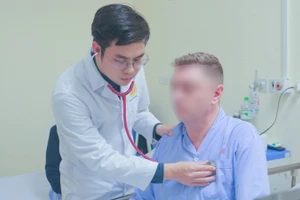 Bác sĩ khám lại cho bệnh nhân. 